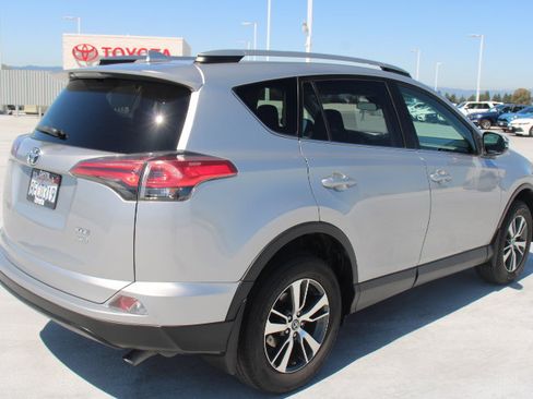 Used 2018 Toyota RAV4 XLE AWD/4WD image 3