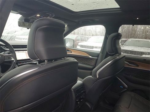 New 2026 Jeep Grand Cherokee Summit image 11