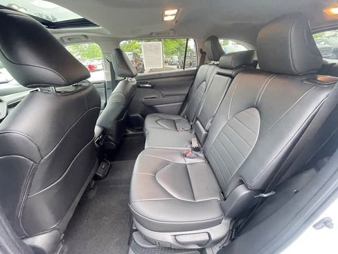 Used 2025 Toyota Highlander XLE AWD/4WD image 10