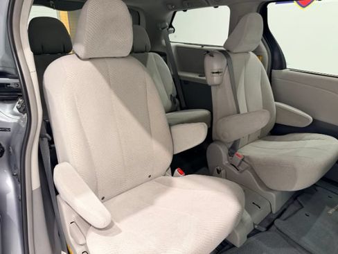 Used 2012 Toyota Sienna LE w/ Towing Pkg FWD image 38