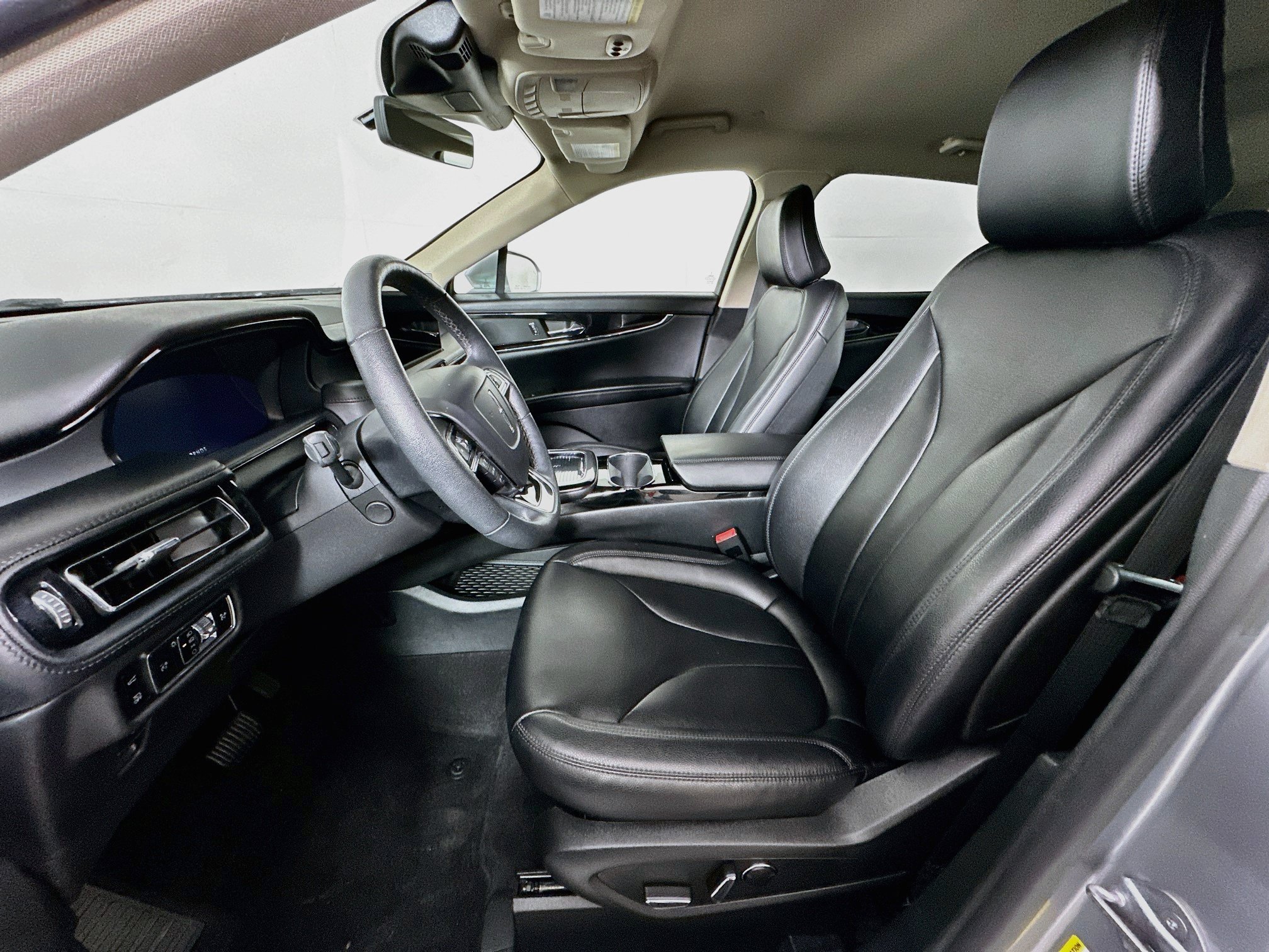 Used 2023 Lincoln Nautilus FWD w/ Premium Package image 13