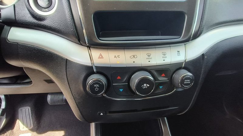 Used 2018 Dodge Journey SE w/ Blacktop Package FWD image 18
