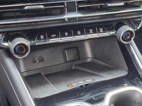 Used 2025 Chevrolet Traverse LT image 26