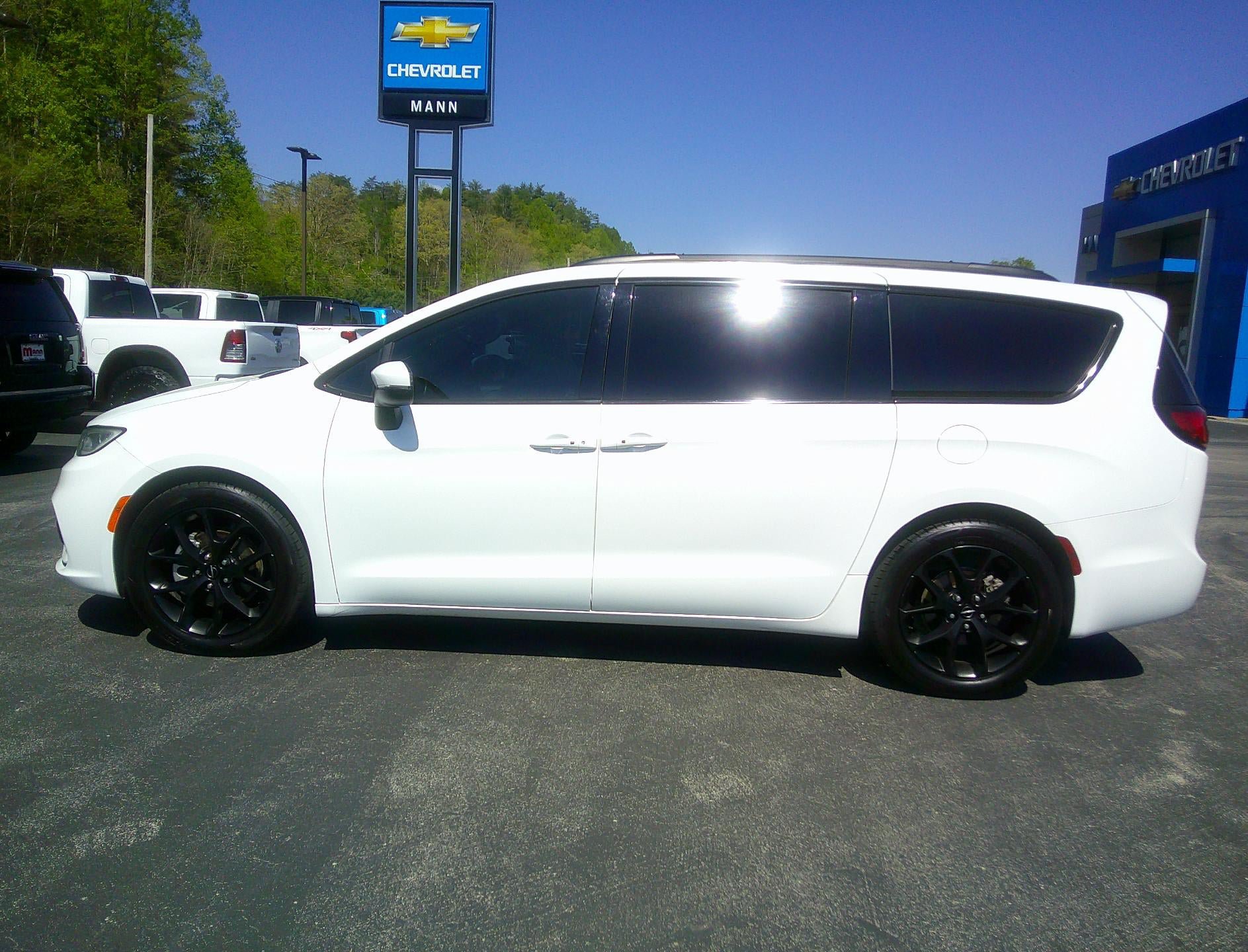 Used 2023 Chrysler Pacifica Touring-L w/ S Appearance Package FWD image 2
