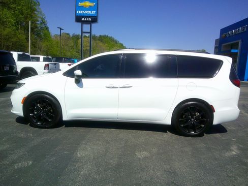 Used 2023 Chrysler Pacifica Touring-L w/ S Appearance Package FWD image 2