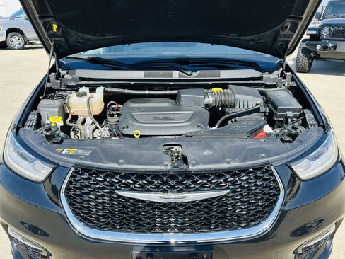 Used 2023 Chrysler Pacifica Touring-L image 42