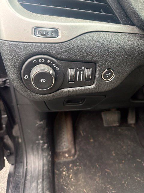 Used 2016 Jeep Cherokee Latitude w/ Comfort/Convenience Group AWD/4WD image 10