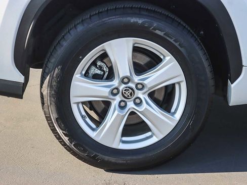 Used 2023 Toyota Highlander L image 10