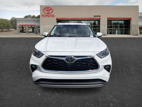 Certified 2025 Toyota Highlander Limited AWD/4WD image 2