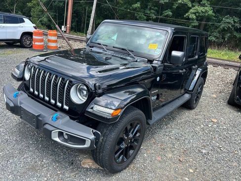 Used 2023 Jeep Wrangler Unlimited Sahara w/ Cold Weather Group AWD/4WD image 2