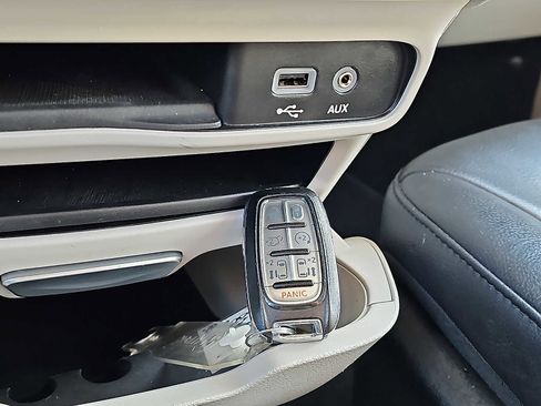 Used 2018 Chrysler Pacifica Touring-L w/ Tire & Wheel Group image 26