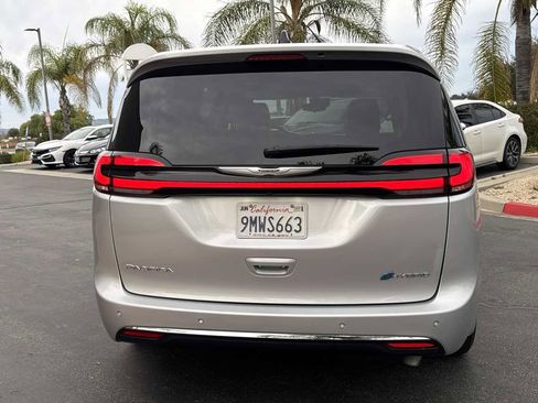 Used 2024 Chrysler Pacifica Select image 13