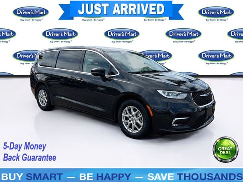 Used 2023 Chrysler Pacifica Touring-L FWD image 1
