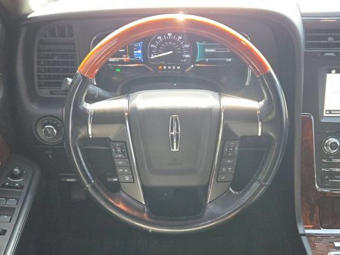Used 2016 Lincoln Navigator Select RWD image 19