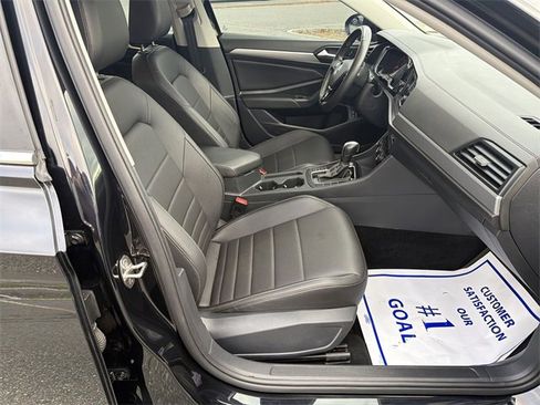 Used 2021 Volkswagen Jetta SE image 29