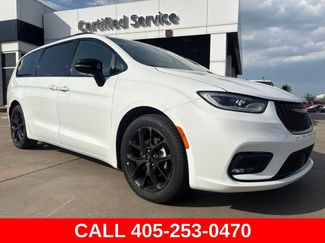 Used 2025 Chrysler Pacifica Limited FWD video 1