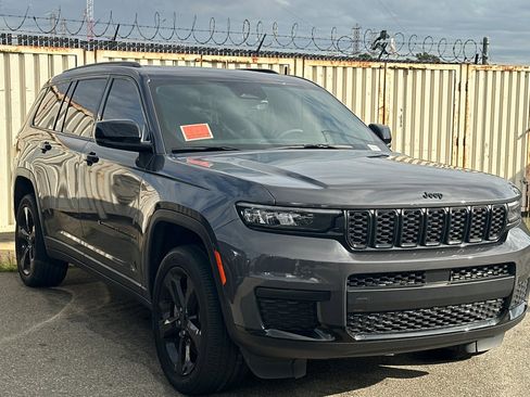 Used 2025 Jeep Grand Cherokee L Altitude image 2