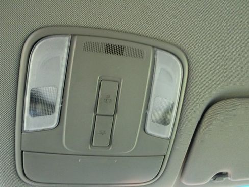 Used 2018 Kia Sedona L image 18