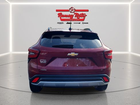 Used 2025 Chevrolet Trax LT w/ LT Convenience Package FWD image 4