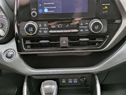 Used 2023 Toyota Highlander LE AWD/4WD image 25