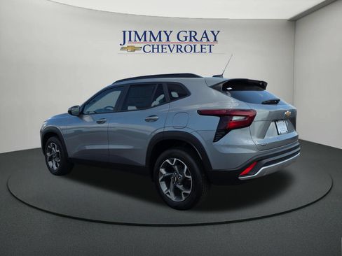 New 2026 Chevrolet Trax LT w/ Driver Confidence Package FWD image 3