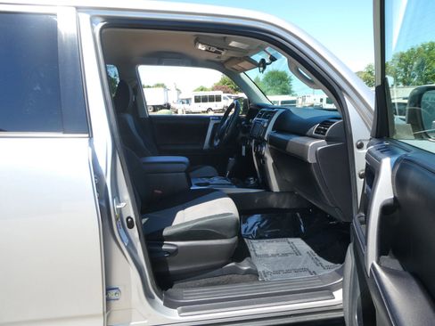 Used 2016 Toyota 4Runner SR5 AWD/4WD image 25