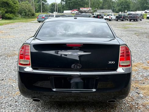 Used 2014 Chrysler 300 RWD image 9