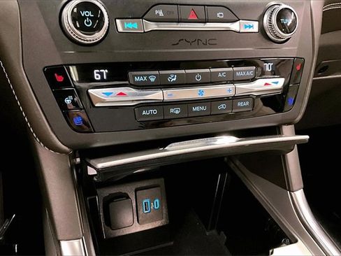 Used 2020 Ford Explorer Platinum w/ Premium Technology Package image 28