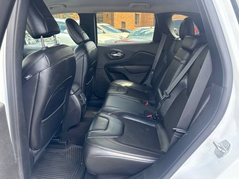 Used 2019 Jeep Cherokee Trailhawk AWD/4WD image 17