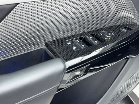 Used 2025 BMW 740i w/ Premium Package image 39