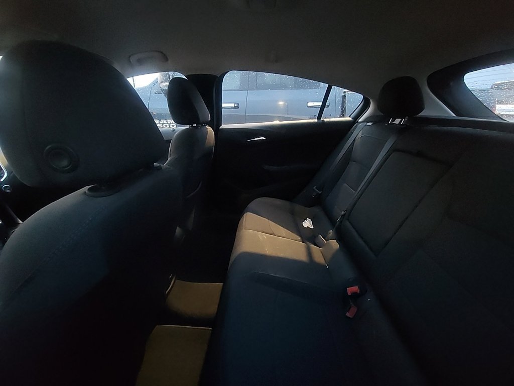 Used 2018 Chevrolet Cruze LT w/ Convenience Package FWD image 4