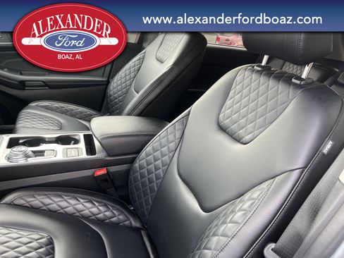 Used 2024 Ford Edge Titanium image 10