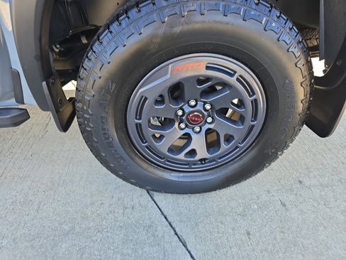 Used 2025 Nissan Frontier PRO-4X image 13