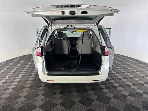 Used 2019 Toyota Sienna Limited Premium FWD image 17