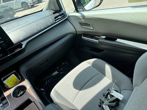 Used 2024 Toyota Sienna LE AWD/4WD image 22
