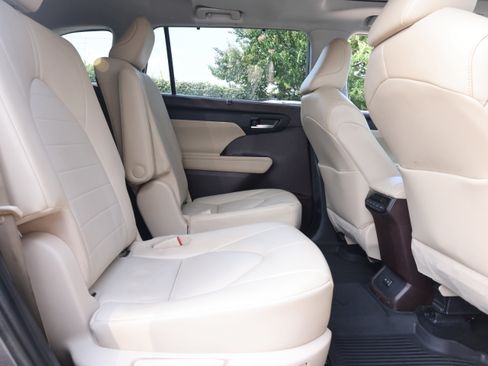 Used 2022 Toyota Highlander XLE FWD image 10
