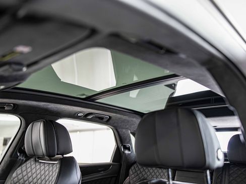 Used 2022 Bentley Bentayga image 19