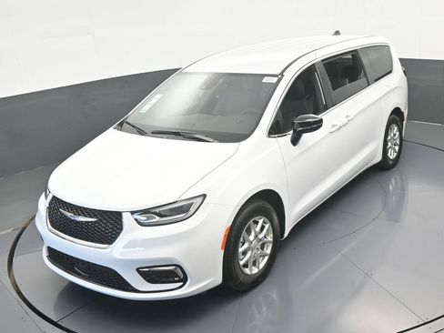 Used 2025 Chrysler Pacifica Select FWD image 42