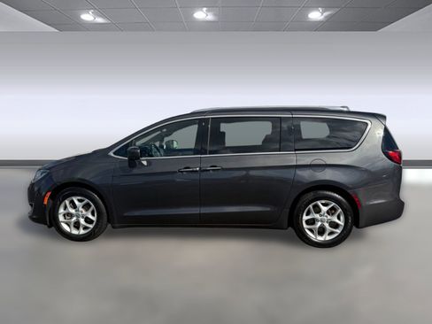 Used 2020 Chrysler Pacifica Touring-L image 2