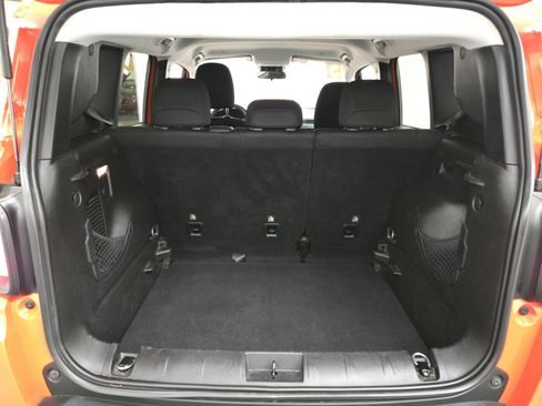 Used 2018 Jeep Renegade Latitude FWD image 10