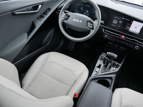 Certified 2023 Kia Niro EX image 9