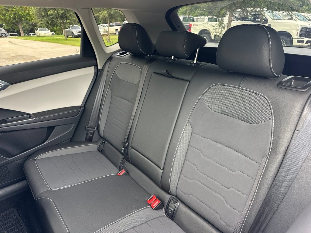 Used 2025 Volkswagen Taos SE w/ Panoramic Sunroof Package FWD image 11