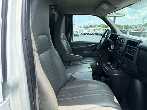 Used 2011 Chevrolet Express 2500 RWD image 15