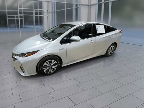 Used 2017 Toyota Prius Prime Premium image 4