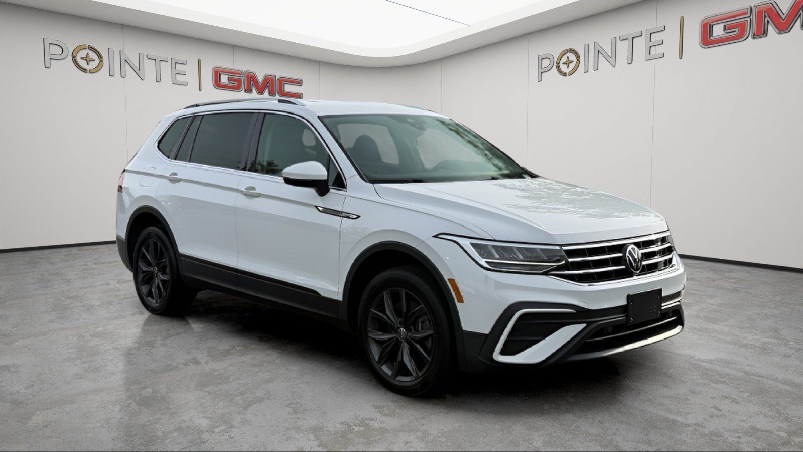 Used 2024 Volkswagen Tiguan SE AWD/4WD image 1
