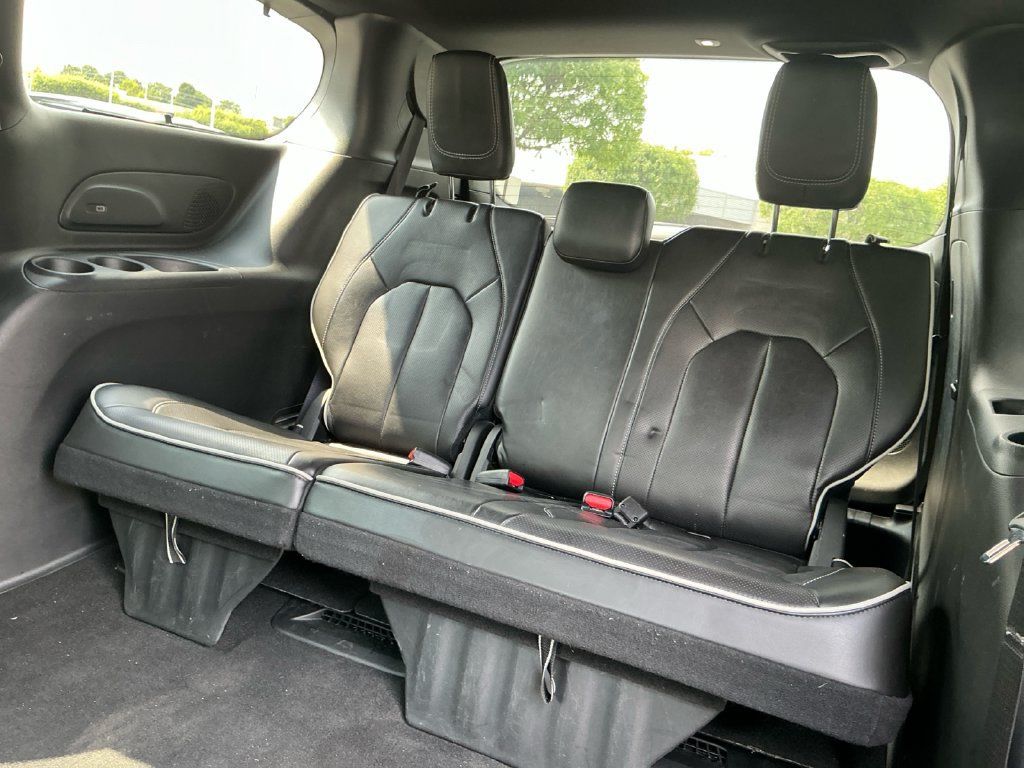 Used 2025 Chrysler Pacifica Limited FWD image 32