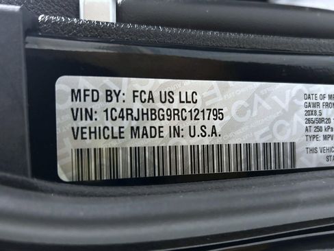 Used 2024 Jeep Grand Cherokee Limited w/ Black Appearance Package image 25