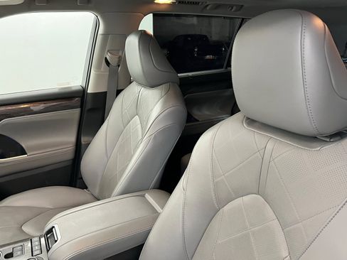 Certified 2022 Toyota Highlander Platinum image 17