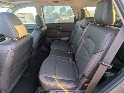 New 2025 Nissan Pathfinder Platinum w/ Black Appearance Package image 15