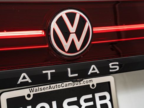 Used 2025 Volkswagen Atlas Peak Edition SE AWD/4WD image 17